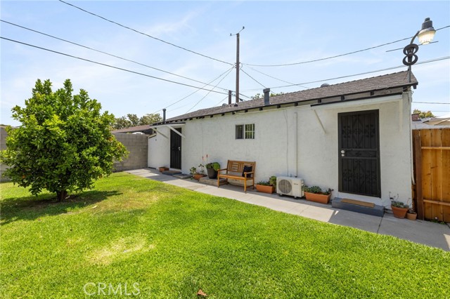 1820 N Avon Street, Burbank CA: https://media.crmls.org/medias/b5765313-f7ed-4cf2-af6c-e3f2e4e0e1e6.jpg
