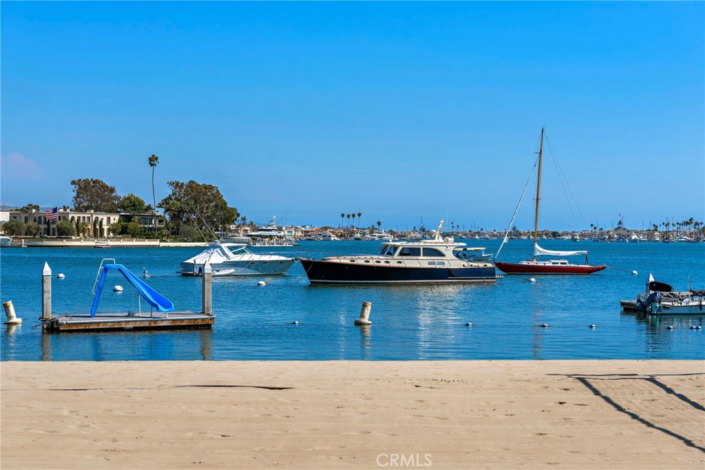 https://media.crmls.org/medias/b576cf6d-260b-48a1-92b9-8df06602d7aa.jpg?preset=X-Large
