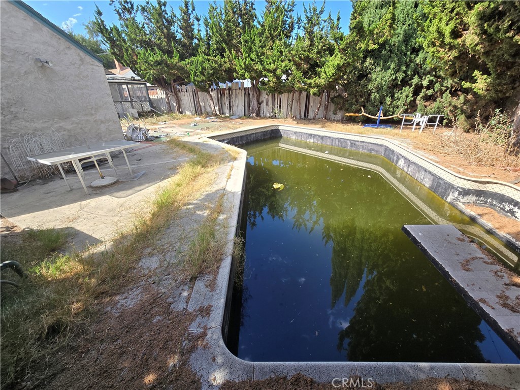 https://media.crmls.org/medias/b5789654-7e52-4726-a7f2-df24d833472f.jpg?preset=X-Large