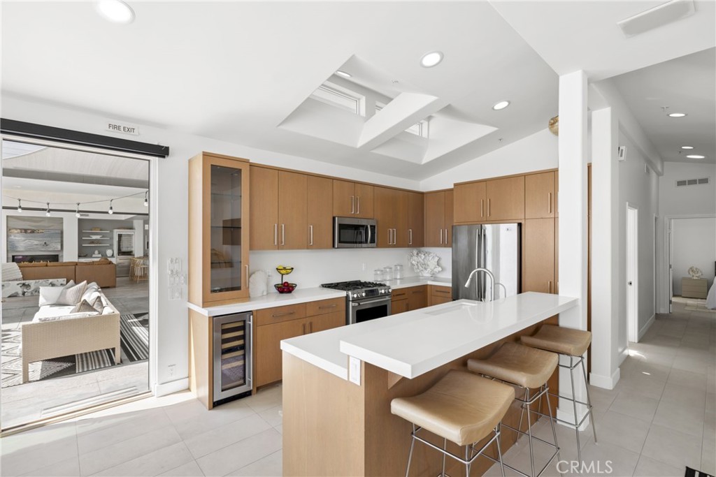 https://media.crmls.org/medias/b57a2fb8-8dee-4d6d-aa47-6e1135fa449d.jpg?preset=X-Large