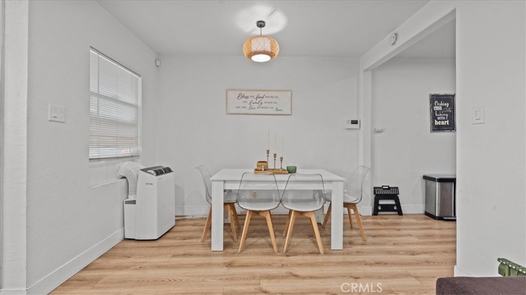 https://media.crmls.org/medias/b57a36b0-594b-4432-8d64-76e26adee0f3.jpg?preset=X-Large