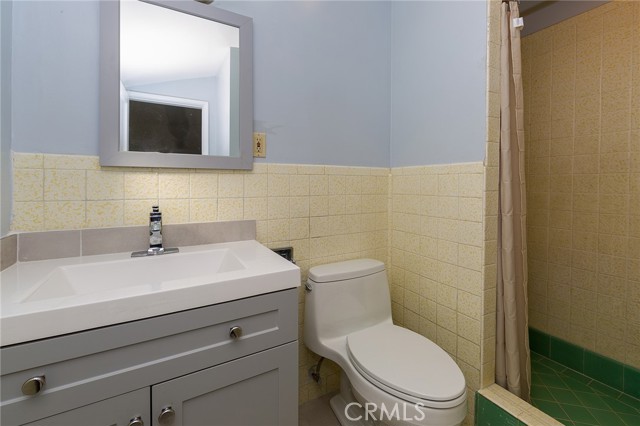 Detail Gallery Image 5 of 14 For 5202 Woodman Ave, Sherman Oaks,  CA 91401 - 5 Beds | 4 Baths