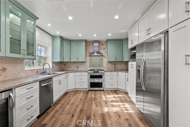 Detail Gallery Image 3 of 33 For 5752 Calhoun Ave, Sherman Oaks,  CA 91401 - 3 Beds | 2 Baths