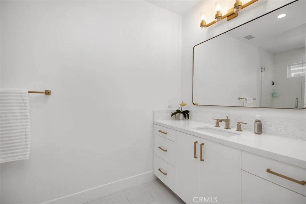 https://media.crmls.org/medias/b57f5ca9-6020-4433-85d3-00222e6484c8.jpg?preset=X-Large