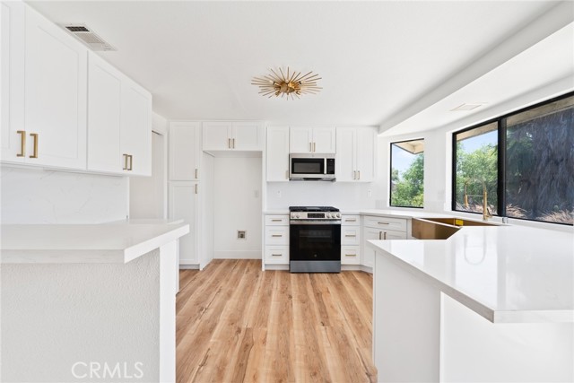 Detail Gallery Image 8 of 38 For 18085 Golden Leaf Ln, Woodcrest,  CA 92504 - 4 Beds | 3 Baths