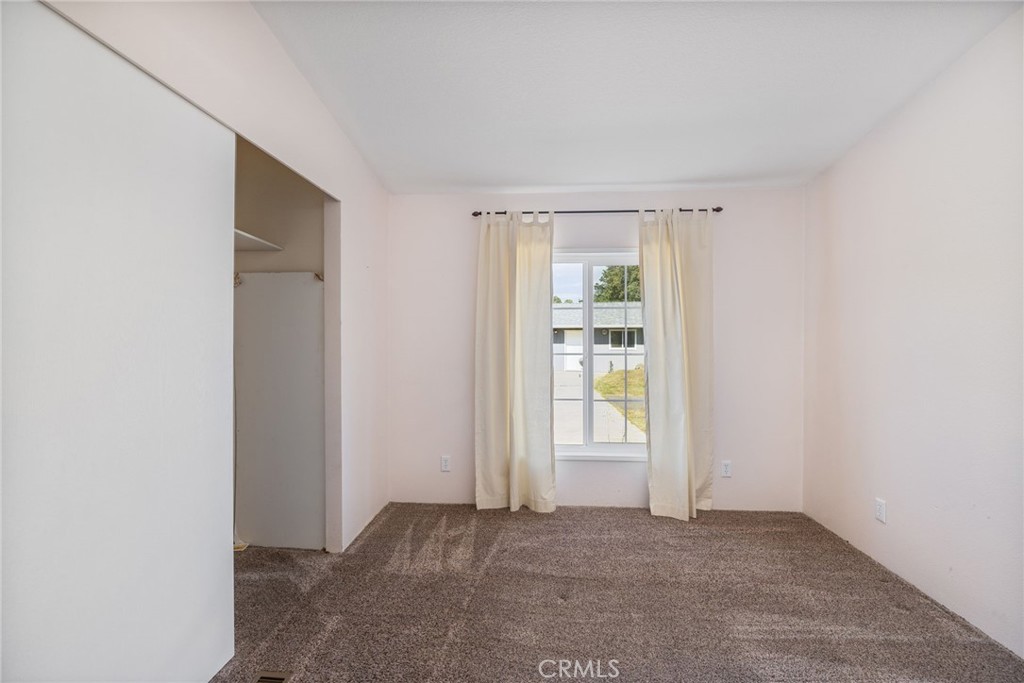 https://media.crmls.org/medias/b58288cf-af0d-49c7-991e-a6a011e363e4.jpg?preset=X-Large