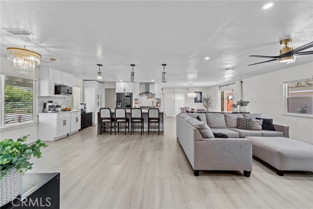 Detail Gallery Image 5 of 60 For 8263 3rd, Hesperia,  CA 92345 - 6 Beds | 3 Baths