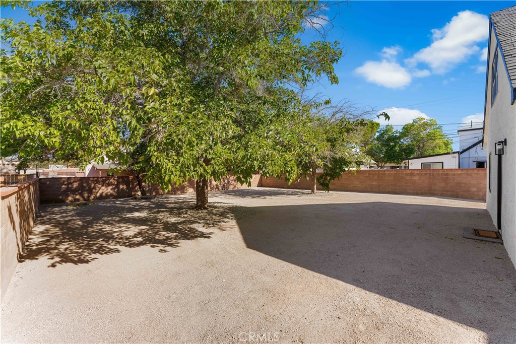 https://media.crmls.org/medias/b58483e2-b94f-4857-b7c0-d3302afb0169.jpg?preset=X-Large