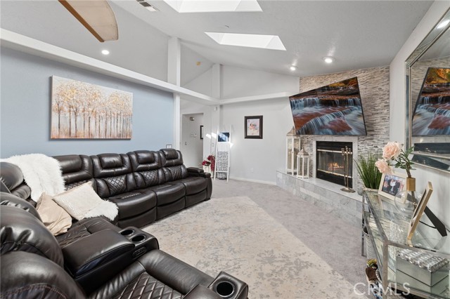 9925 Sierra Vista Road, Phelan CA: https://media.crmls.org/medias/b589080d-5f7e-4305-8274-95849592731f.jpg