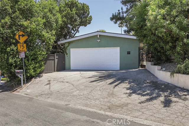 22526 Cass Avenue, Woodland Hills CA: https://media.crmls.org/medias/b58a984a-7882-4bb4-8924-f631a7201e5a.jpg