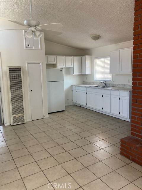 22042 Elkalo Road, Apple Valley CA: https://media.crmls.org/medias/b58bb6dd-179c-4d48-be7d-a31b7842fe7c.jpg