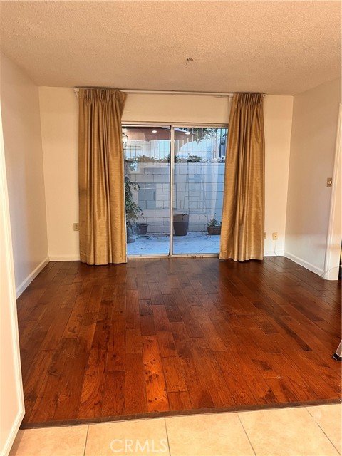 18319 Collins Street, Tarzana CA: https://media.crmls.org/medias/b58cf4ad-c093-45c8-9876-9e924bd26951.jpg