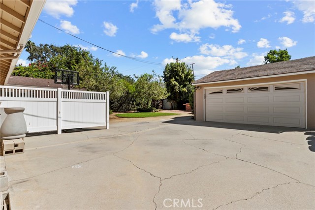 1870 N Arroyo Boulevard, Pasadena CA: https://media.crmls.org/medias/b58d4bed-9509-4155-9482-2d6fa13b1b7f.jpg