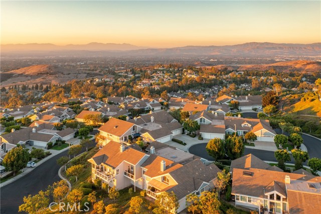 6 Saros, Irvine CA: https://media.crmls.org/medias/b58f3839-50ee-40da-bf0b-9dbb8cb47cfd.jpg