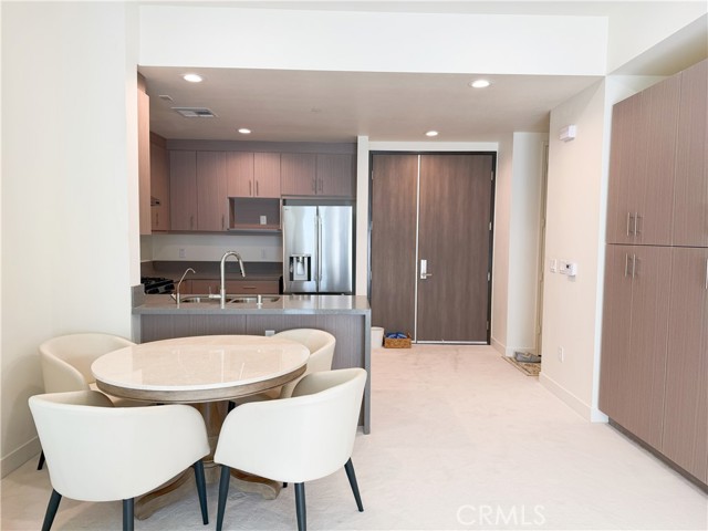 Detail Gallery Image 8 of 33 For 168 S Monterey St #212,  Alhambra,  CA 91801 - 2 Beds | 2/1 Baths