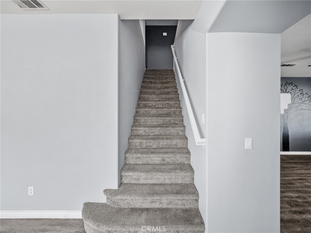 https://media.crmls.org/medias/b5964435-5972-497e-8911-c88e4ad3e1b9.jpg?preset=X-Large