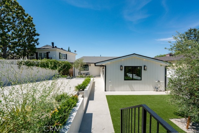13817 Valley Vista Blvd, Sherman Oaks CA: https://media.crmls.org/medias/b59684a8-3e35-432f-8e7f-485a84b64f42.jpg