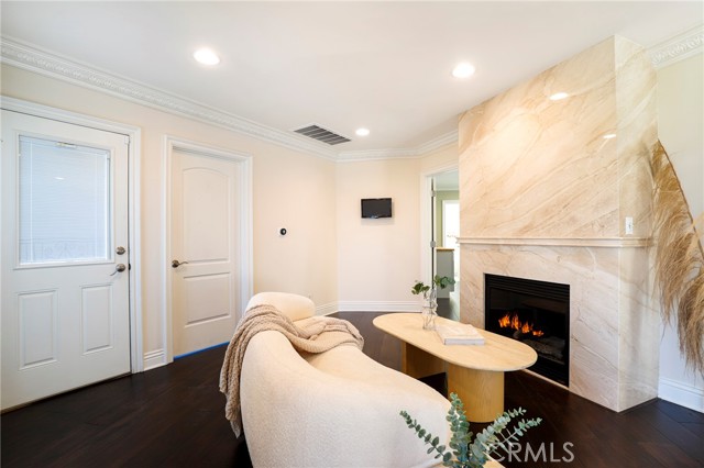 3654 Wrightwood Dr, Studio City CA: https://media.crmls.org/medias/b599bbb8-4451-4a37-81a7-f251d3ca6375.jpg
