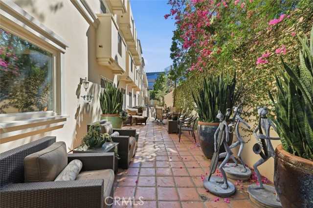 Detail Gallery Image 28 of 30 For 143 N Arnaz Dr #105,  Beverly Hills,  CA 90211 - 3 Beds | 2/1 Baths