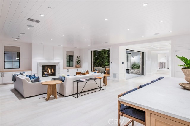 2209 Bayside Drive, Corona del Mar CA: https://media.crmls.org/medias/b59e636c-3637-412d-99a8-a5408686d881.jpg