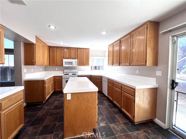 20865 Oakdale Lane, Riverside CA: https://media.crmls.org/medias/b59f2991-d10f-474c-b678-804abd681d61.jpg