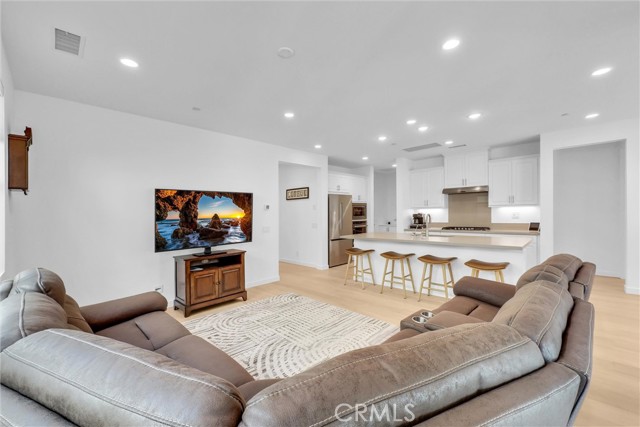 Detail Gallery Image 6 of 29 For 10943 Carrillo Ct, Cypress,  CA 90720 - 2 Beds | 2 Baths