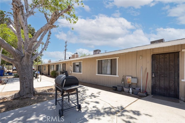 19287 US Highway 18, Apple Valley CA: https://media.crmls.org/medias/b5a027a7-8436-4ef0-8ed3-2cfa5b87cb6b.jpg
