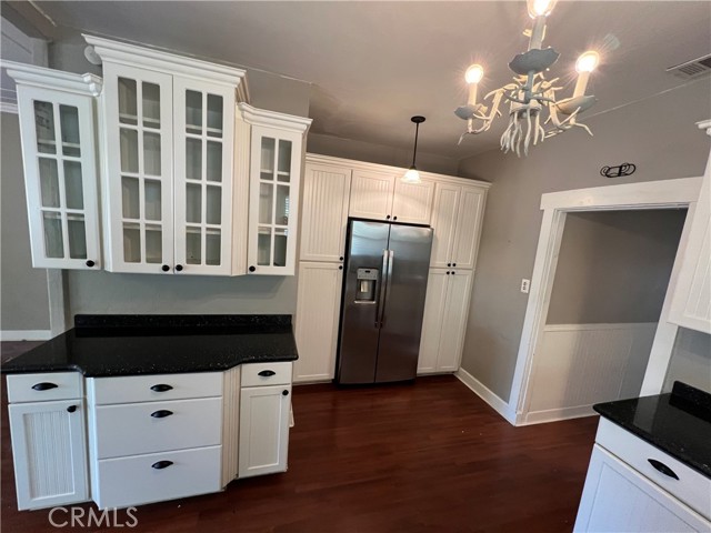 Detail Gallery Image 5 of 14 For 4073 Cedar St, Riverside,  CA 92501 - 4 Beds | 2/1 Baths