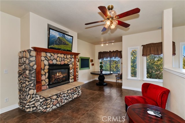 Detail Gallery Image 16 of 45 For 26589 Amador, Lake Arrowhead,  CA 92352 - 4 Beds | 3 Baths
