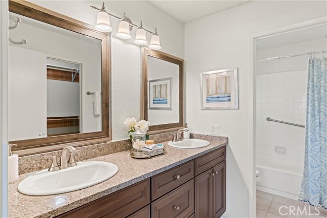 7911 Seawall Circle, Huntington Beach CA: https://media.crmls.org/medias/b5a3b8f5-502a-45e0-8c26-6330b9f43a8f.jpg