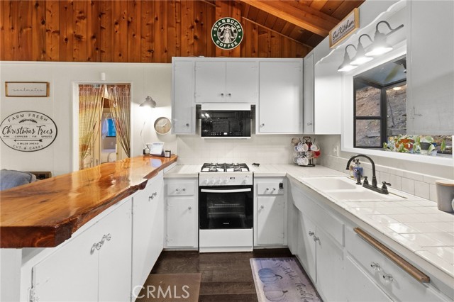 LOTS OF CABINETS AND COUNTER TOP SPACE.