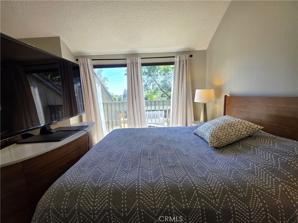 https://media.crmls.org/medias/b5a7087b-b127-4632-b81d-a31c1dddd6c3.jpg?preset=X-Large