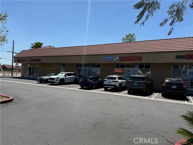 17480 Arrow Boulevard, Fontana CA: https://media.crmls.org/medias/b5a7667c-0a62-443c-8e1c-a7df001cee5b.jpg