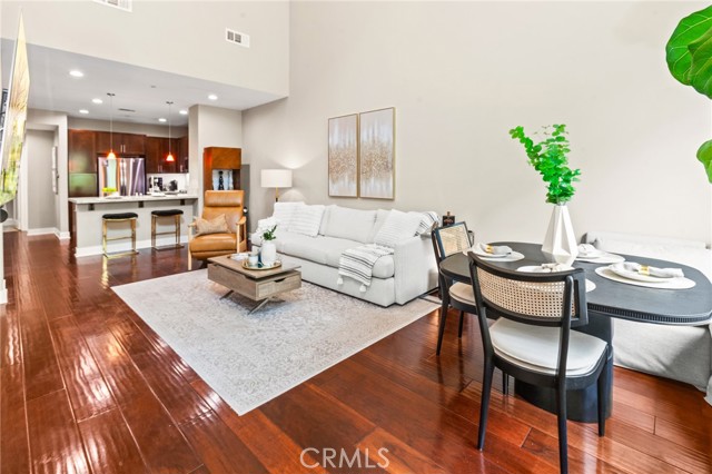 31 Soho, Irvine CA: https://media.crmls.org/medias/b5aa01ab-6ab0-40c6-ae46-d4243a345cf9.jpg