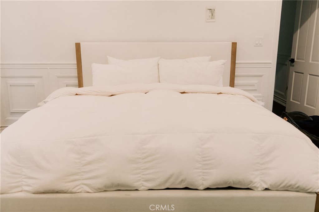 https://media.crmls.org/medias/b5aa1ddb-1b0d-4026-8b93-8be2180f547f.jpg?preset=X-Large