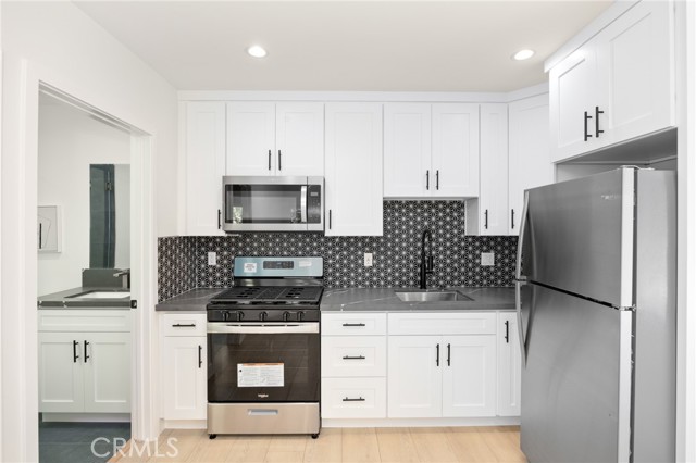 914 N Catalina Street, Burbank CA: https://media.crmls.org/medias/b5aa7ee9-1cba-488c-b50c-8bb655519fa3.jpg
