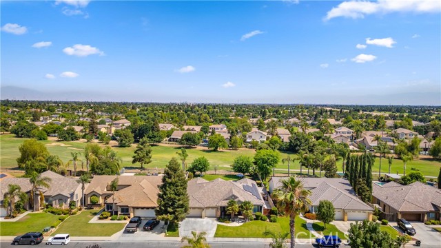 9403 Big Bear Lake Court, Bakersfield CA: https://media.crmls.org/medias/b5ab8db4-3d73-4d00-8545-a8d5cf9ae39f.jpg