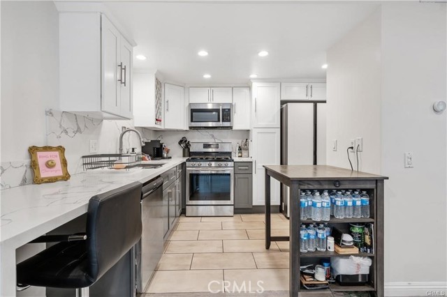 Detail Gallery Image 6 of 15 For 5291 Colodny Dr, Agoura Hills,  CA 91301 - 3 Beds | 2/1 Baths