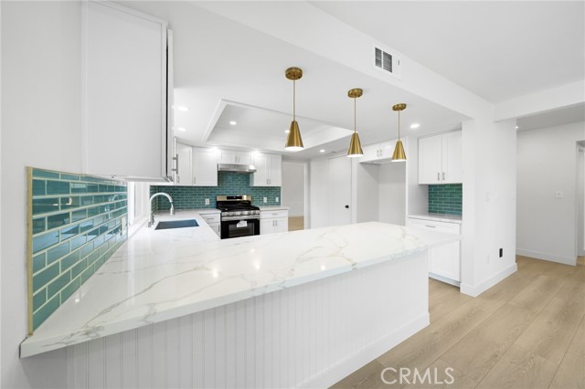19735 Blythe Street, Winnetka CA: https://media.crmls.org/medias/b5b17424-d3e3-4149-a3cb-7fd525140964.jpg