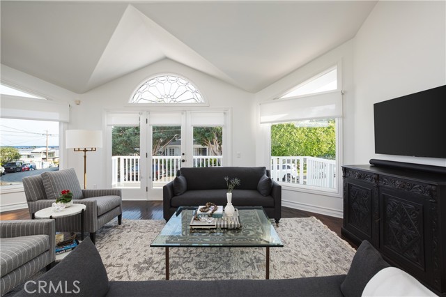 Detail Gallery Image 6 of 60 For 212 Kings Pl, Newport Beach,  CA 92663 - 4 Beds | 3/2 Baths