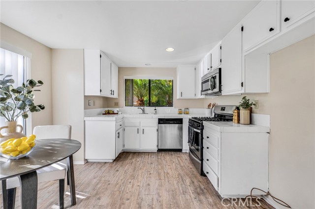 Detail Gallery Image 12 of 46 For 228 via Del Caballo, Oak Park,  CA 91377 - 4 Beds | 2/1 Baths