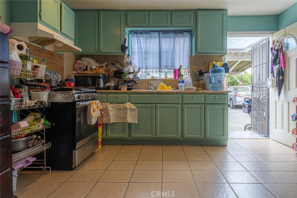 https://media.crmls.org/medias/b5b4e730-f320-4d26-96ab-701de7b1a61b.jpg?preset=X-Large