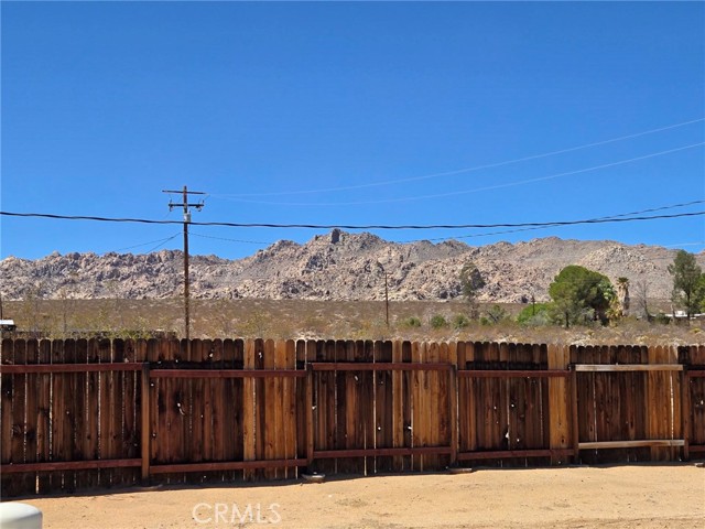 7050 Ivanpah Avenue, 29 Palms CA: https://media.crmls.org/medias/b5b5ecd4-b861-4aae-b661-9ffa35ebc8cc.jpg