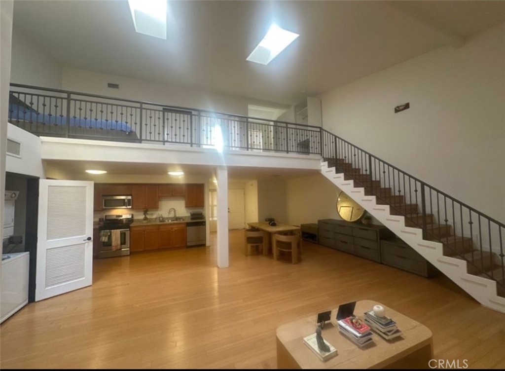 255 W 7th Street