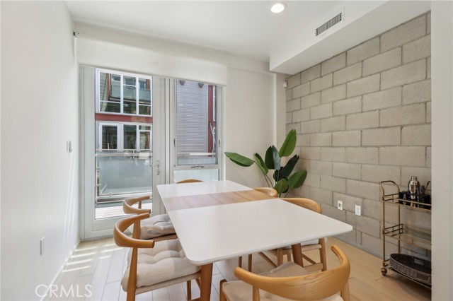 3450 Cahuenga W Boulevard, Los Angeles CA: https://media.crmls.org/medias/b5b82fbb-04c0-4948-be04-80a7f5634357.jpg