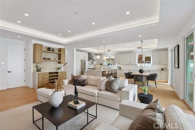 2019 Huntington Lane, B photo 3