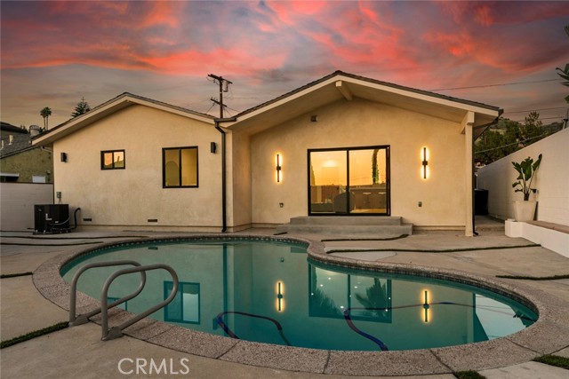 Detail Gallery Image 3 of 49 For 8321 Outland View, Sun Valley,  CA 91352 - 3 Beds | 4 Baths