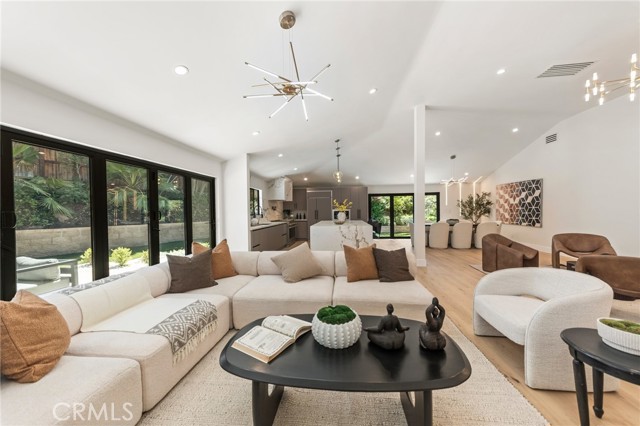 Detail Gallery Image 7 of 42 For 22850 Margarita Dr, Woodland Hills,  CA 91364 - 3 Beds | 3/1 Baths