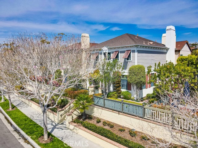 2569 Bungalow Place, Corona del Mar CA: https://media.crmls.org/medias/b5bcab8e-2061-40ba-b843-42e359358bdd.jpg