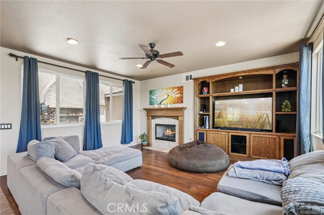 Detail Gallery Image 5 of 55 For 31923 Pepper Tree St, Winchester,  CA 92596 - 5 Beds | 3/1 Baths